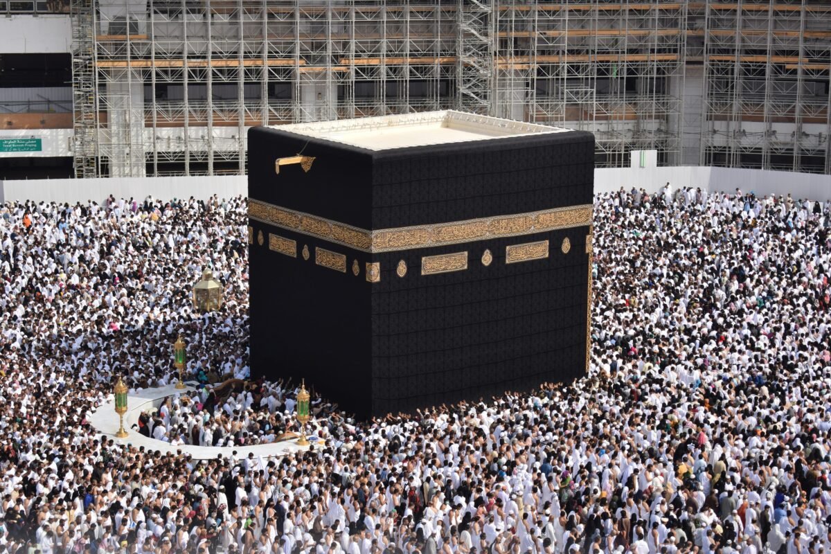 Tawaf: Mengelilingi Ka’bah, Mendekatkan Diri kepada ALLAH SANG…